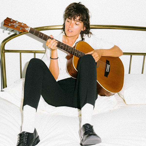 img-Courtney Barnett Maton Guitars