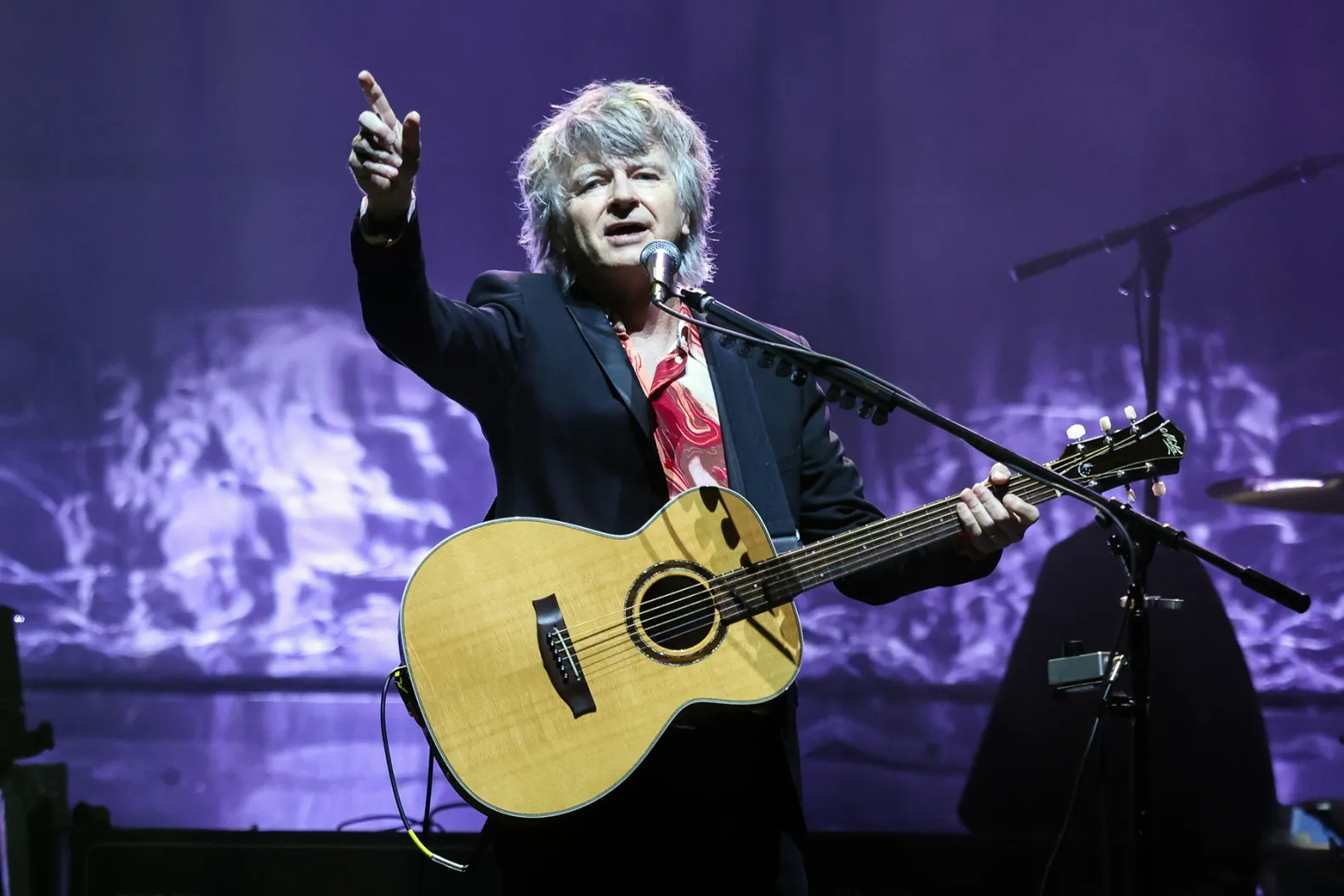 img-neil-finn-crowed-house Fleetwood Mac Maton Guitars